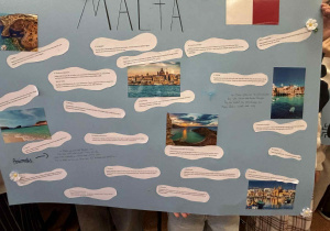 Malta - uczniowie prezentują swój plakat.