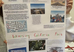 Kalifornia - uczniowie prezentują swój plakat.