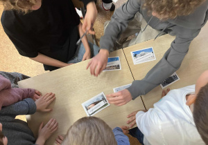 Uczniowie rozwiązują zadanie w klasie.