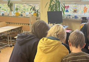 Uczniowie rozwiązują zagadkę w klasie.