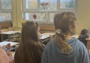 Uczniowie rozwiązują zadanie w klasie.