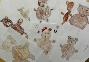 Pierwszoklasiści prezentują swoje prace - brązowe misie. Każdy inny, każdy piękny.