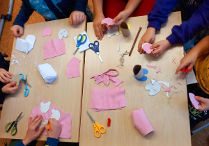 Drugoklasiści wycinają z filcu potrzebne elementy do wykonania misiowych piórników.