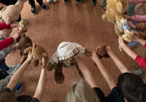 Uczniowie prezentują swoje ukochane, pluszowe misie.