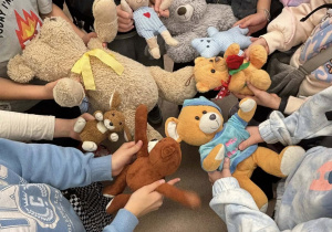 Uczniowie prezentują swoje ukochane, pluszowe misie.