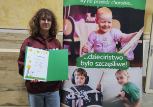 Uczennica prezentuje podziękowanie.