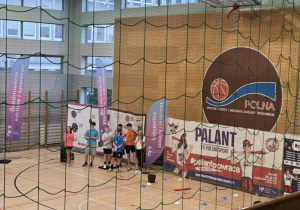 Szkolne drużyny rogrywają mecz na hali Ośrodka Sportu i Rekreacji Śródmieście na ulicy Polnej.
