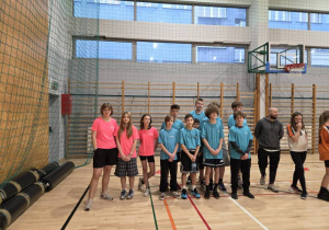 Nasza drużyna czeka do dekoracji medalami.