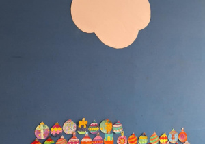 Na tablicy rośnie choinka wykonana przez uczniów.