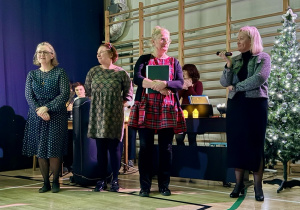 Pani Dyrektor dziękuje nauczycielkom za przygotowanie świątecznego koncertu.