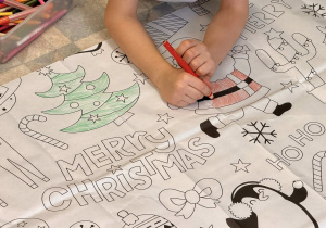 Uczeń koloruje postać Świętego Mikołaja.