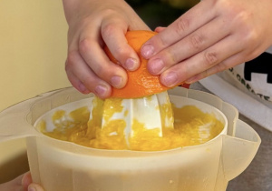 Uczeń wyciska sok z pomarańczy.