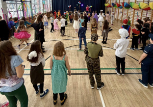 Dzieci bawią się podczas balu.