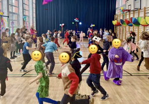 Dzieci bawią się podczas balu karnawałowego.
