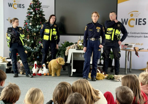 Funkcjonariusze Straży Miejskiej witają przybyłych gości.