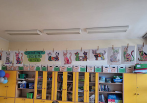 W klasie wisza na sznurku prace wykonane z okazji Światowegp Dnia Kota.