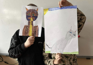 Uczniowie prezentują swoje kocie prace.