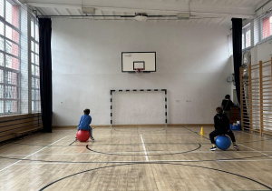 Dzieci skaczą na piłkach.