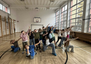 Dzieci po zakończonym turnieju sportowym pozują do grupowego zdjęcia.