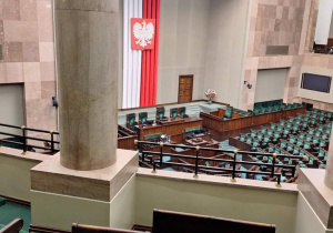 Dzieci zwiedzają salę plenarną.