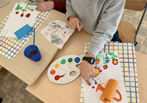 Chłopcy malują farbami.