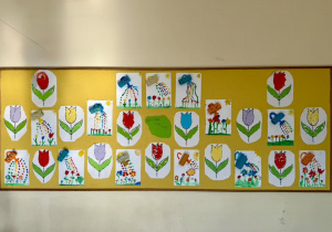 Wystawa prac. Prace wiszą na tablicy w klasie.