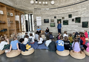 Pani Katarzyna stoi przed dziećmi i zapowiada spotkanie.