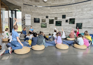 Dzieci chętnie zgłaszają się do odpowiedzi.