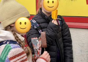 Dziewczynki jedzą lody.