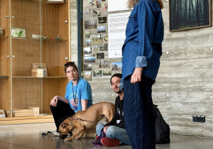 Pani Kasia przedstawia dzieciom wolontariuszy i psa z Palucha.