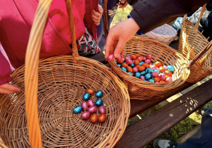 Dzieci liczą znalezione jajeczka.