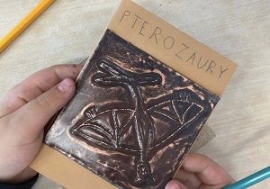 Uczeń prezentuje gotową pracę plastyczną.