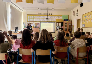 Pani Malwina wita się z uczniami.