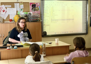 Wolontariuszka rozpoczęła spotkanie od informacji o celach fundacji.