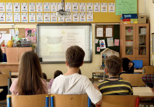 Uczniowie oglądają filmik edukacyjny o kocich oczach.