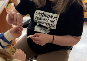 Na zakończenie spotkania Pani Malwina rozdaje dzieciom naklejki.