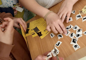 Uczniowie wybierają naklejki.