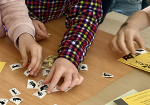 Uczniowie wybierają naklejki.