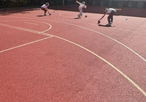 Uczniowie podczas zabawy na boisku szkolnym.