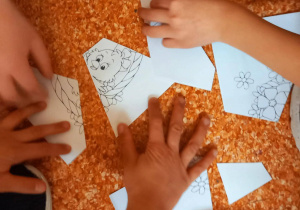 Uczniowie układają puzzle.