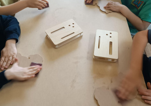 Na początku pracy technicznej, szlifowanie papiere ściernym desek drewnianych w kształcie piesków.