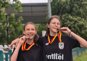 Radość dziewczyn po dekoracji medalami.
