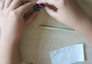 Uczeń szykuje się do kolejnego rzutu kostkami.