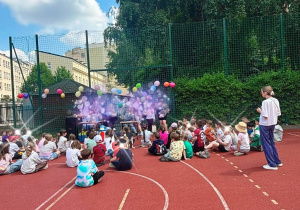 Rozpoczęcie imprezy sportowej. Uczniowie spotkały się na boisku.