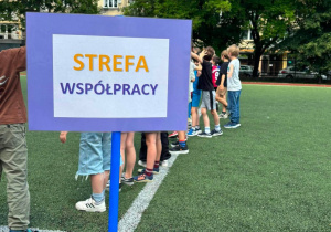 Strefa współpracy - dzieci stoją w rzędzie.