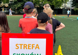 Strefa skoków - zadaniami uczniów jest wykonanie skoków w worku i na gumowej piłce z uszami.