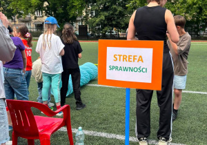 Strafa sprawności - zadaniem uczniów jest przejście mini toru przeszkód.