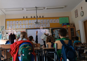 Uczniowie chętnie biorą udział w zajęciach i zgłaszają się do odpowiedzi.