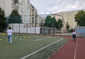 Uczennica zdaje ezgzamin pod czujnym okiem Pani Agnieszki.