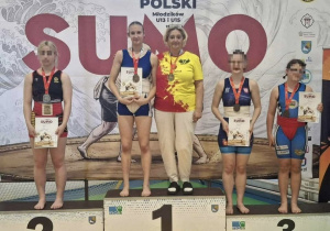 Kasia stoi na podium podczas dekoracji medalami.